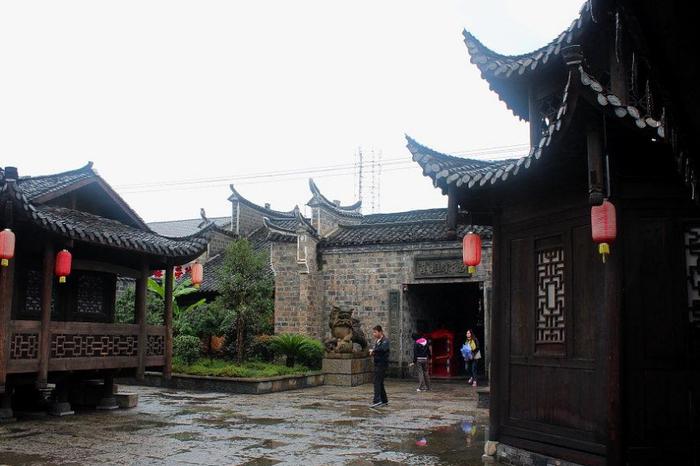 张家界一“巨富豪宅”,紧邻鸬鹚湾大桥,是“巫傩文化”的见证地