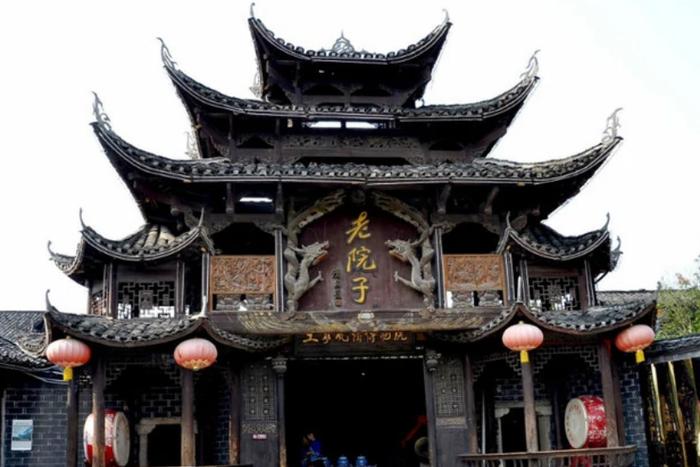 张家界一“巨富豪宅”,紧邻鸬鹚湾大桥,是“巫傩文化”的见证地
