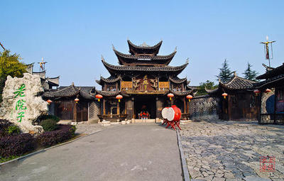 【恋上湘西】张家界森林公园(袁家界、杨家界、金鞭溪)、天门山(玻璃栈道)、张家界老院子、湘西苗寨、凤凰古城直飞五日游行