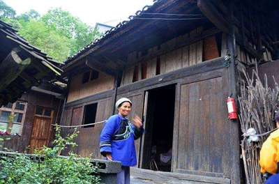 【恋上湘西】张家界森林公园(袁家界、杨家界、金鞭溪)、天门山(玻璃栈道)、张家界老院子、湘西苗寨、凤凰古城直飞五日游行