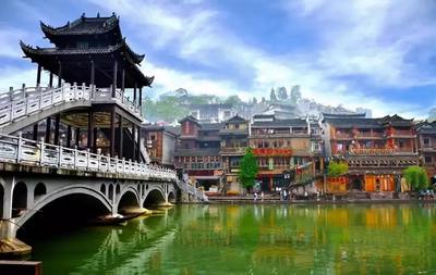 【恋上湘西】张家界森林公园(袁家界、杨家界、金鞭溪)、天门山(玻璃栈道)、张家界老院子、湘西苗寨、凤凰古城直飞五日游行